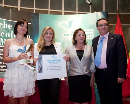 Miembros del grupo ganan el 1º premio del Premio de Psicología "Rafael Burgaleta" del Colegio Oficial de Psicólogos de Madrid